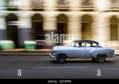 Schuss von klassischen, grau, Vintage American Auto an sonnigen Tag im kolonialen Straße, Havanna, Kuba, 2013 schwenken Stockfoto