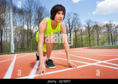 Porträt des Läufers in Startposition bereit für das Rennen Stockfoto