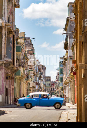 blauer Oldtimer fahren auf einem Kreuz Straße, im typischen Kolonialstil, verfallene Straße an einem sonnigen Tag, Havanna, Kuba, 2013 Stockfoto