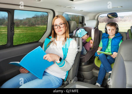 Porträt der Mutter und zwei Söhne im Auto zu sitzen Stockfoto