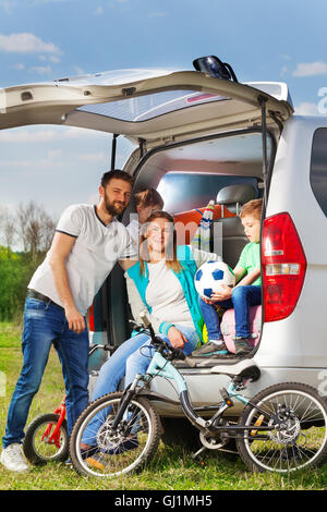 Aktive Familienglück auf den Natur-Urlaub Stockfoto