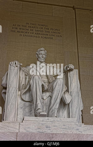 Statue des amerikanischen Präsidenten Abraham Lincoln befindet sich in seinem Memorial in Washington D.C., USA. Die Figur war 10 Fuß 3 m hoch sein soll, aber schien 19 Fuß 5,8 m hoch sein. Stockfoto