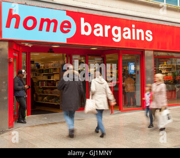 Home Bargain eine britische Varieté-Ladenkette, B & M Store, B & M Stores, B&M große Schnäppchen, große Rabatte, B&M Beschilderung, B&M Bargain Gelenkwagen; Kettenhändler, die Haushaltswaren, Toilettenartikel, Elektronik, Spielzeug und mehr zu ermäßigten Preisen in Liverpool, Merseyside, Großbritannien, verkaufen. Geschäftsviertel von Liverpool, Stockfoto