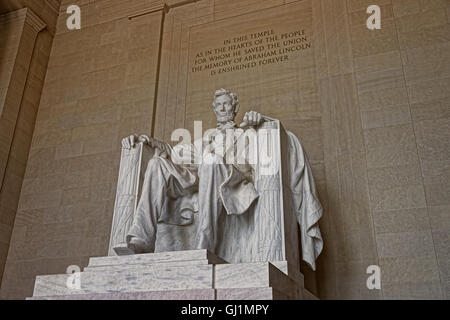 Statue des Präsidenten Abraham Lincoln in Washington D.C., Vereinigte Staaten von Amerika. Es wurde von Daniel Chester French geformt und durch den Piccirilli Brothers geschnitzt. Die Statue wurde im Jahre 1922 vorgestellt. Stockfoto