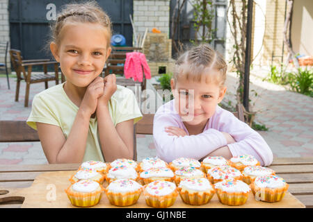 Zwei Mädchen freuen sich frisch gebackene Oster-cupcakes Stockfoto