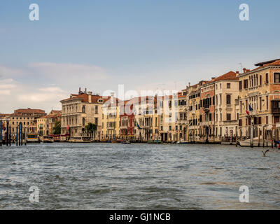 Traditionelle Gebäude entlang des Canal Grande in Venedig, Italien. Stockfoto