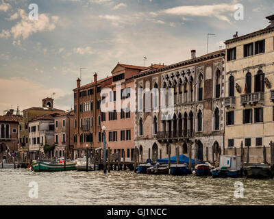 Traditionelle Gebäude entlang des Canal Grande in Venedig, Italien. Stockfoto