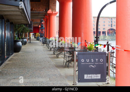 Die "Gusto" gehobenen Restaurant und eine Bar auf dem Inneren Platz der berühmten Albert Dock-Komplex Liverpool, Merseyside, England. Stockfoto