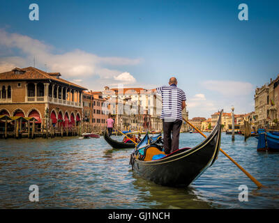 Gondeln auf dem Canal Grande, mit Gondolieri tragen traditionelle Gestreifte Oberteile. Venedig. Italien. Stockfoto
