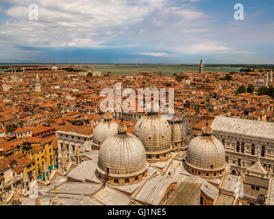 Luftaufnahme von St. Markus Basilika 5 Kuppel oder Kuppeln. Venedig. Italien. Stockfoto