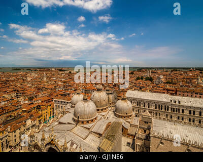 Luftaufnahme von St. Markus Basilika 5 Kuppeln und dem Dogenpalast, Venedig, Italien. Stockfoto