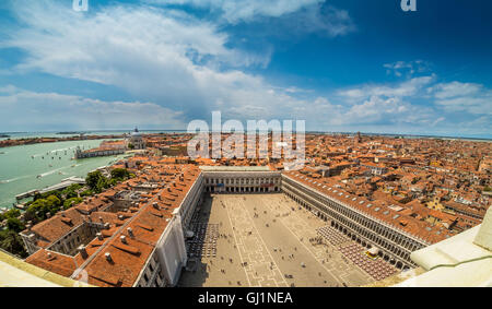 Panorama Blick auf Markusplatz entfernt vom Dach des St. Markus Basilika zu sehen. Stockfoto