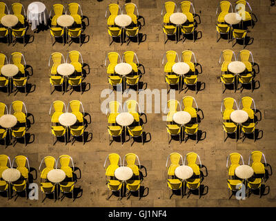 Cafe Tische und gelbe Stühle in Markusplatz entfernt, Venedig, Italien. Stockfoto