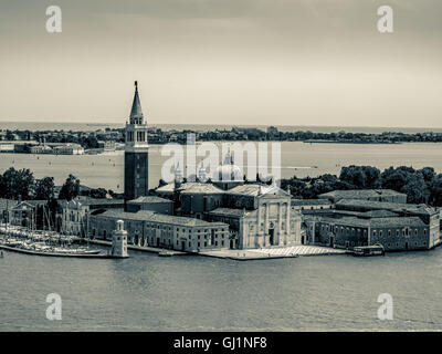 Luftaufnahme der weißen istrischen Marmor Fassade der Kirche San Giorgio Maggiore, auf der Insel mit dem gleichen Namen, Venedig. Stockfoto