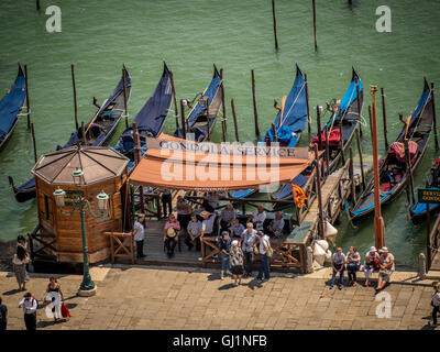 Festgemachten Gondeln, Molo, Markusplatz Becken. Venedig Italien. Stockfoto