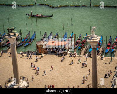 Molo, Markusplatz Becken, mit den Spalten im Vordergrund Venedig Gondeln festgemacht. Stockfoto