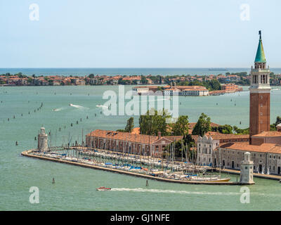 San Giorgio Maggiore Hafen und Bell Tower mit der Insel San Servolo, Heimat von Venice international University hinter. Stockfoto