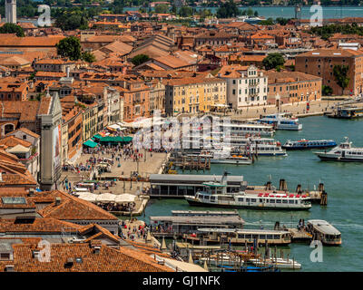 Vaporetto Klemmen entlang der Riva Degli Schiavoni beschäftigt. Venedig, Italien. Stockfoto