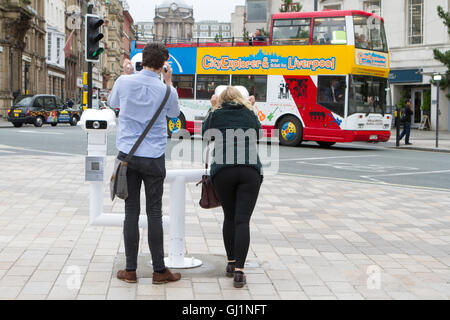 Künstlers Lawrence Heldt Kolibri Uhr, einen Baum von Ferngläsern ähneln CCTV-Kameras, Liverpool, Merseyside, UK Stockfoto