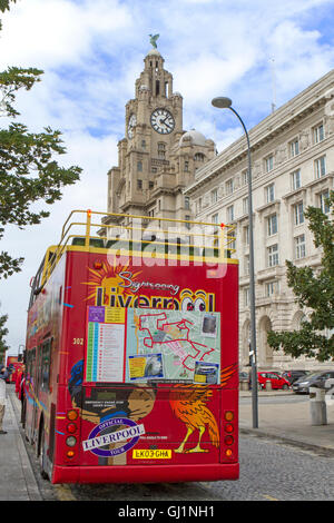 City Explorer, Sightseeing-Busse außerhalb der drei Grazien, Pierhead, Waterfront, Liverpool, Merseyside, Großbritannien Stockfoto