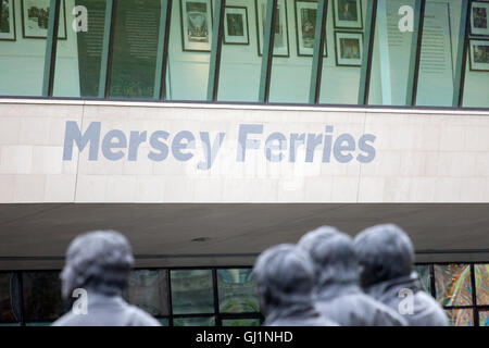 Die Beatles-Statue auf der Pier Head Watefront vor dem Mersey Ferries Terminal, Merseyside, UK Stockfoto