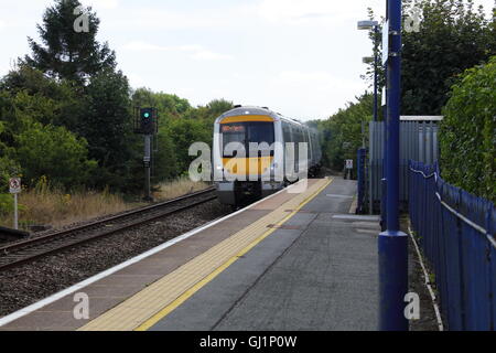 Ein Diesel Multiple Unit (DMU-Nr. 168-106) Saunderton Bahnhof mit Geschwindigkeit entlang der 'down'-Plattform auf der Durchreise. Stockfoto