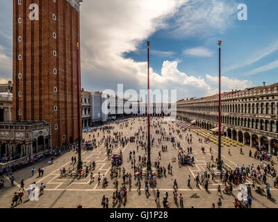 Markusplatz und Bell tower Schuss aus der Basilika Tiefgarage oder Loggia. Venedig, Italien. Stockfoto