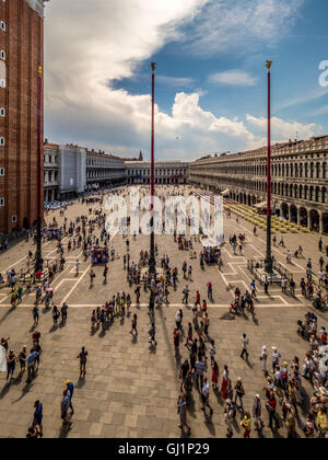 Markusplatz und Glockenturm, die vom Balkon oder der Loggia der Basilika erschossen wurden. Venedig, Italien. Stockfoto