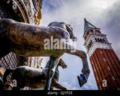 Zwei der vier Pferde von San Marco, auf dem Balkon oder Loggia über dem Portal der Basilika St Marks. Venedig, Italien. Stockfoto