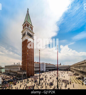 Weitwinkel-Blick von der Loggia oder seinesgleichen Markusplatz Basilika, der touristischen verpackt Platz unten und den nahe gelegenen Glockenturm. Venedig Stockfoto