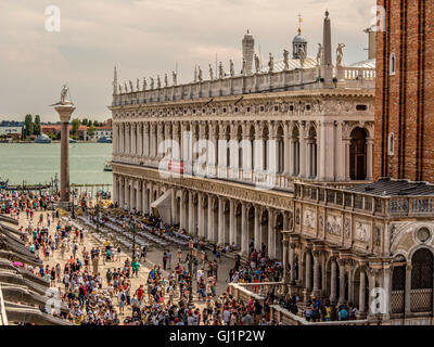 Luftaufnahme der Biblioteca Marciana und Piazzetta di San Marco mit Blick auf Molo. Venedig, Italien Stockfoto