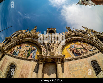 Fischaugenobjektiv Aufnahme von geschnitzten Steinarbeiten und mosaikierte Lünette auf der Außenseite des oberen Registers der Markusbasilika. Venedig Stockfoto