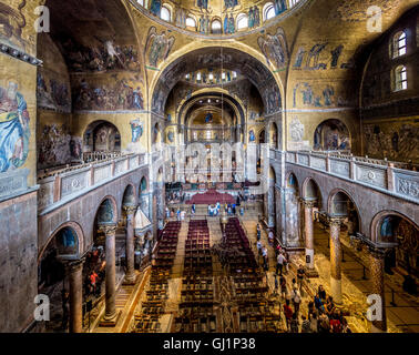 Kirchenschiff mit Hochaltar in der Ferne. Von einer erhöhten Position gedreht. Markus Basilika, Venedig, Italien. Stockfoto