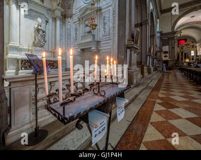 Votivkerzen in der Nähe von Cappella Sagredo in San Francesco della Vigna Venedig, Italien. Stockfoto