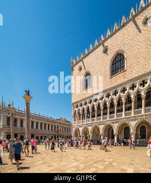 Dogenpalast erschossen von Molo mit Blick auf die Piazzetta di San Marco und Biblioteca Marciana, Venedig, Italien. Stockfoto