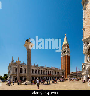 Biblioteca Marciana mit zwei riesigen Granit-Säulen am Eingang zur Piazzetta di San Marco. Venedig, Italien. Stockfoto