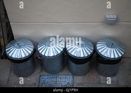 Zeile aus Aluminium oder Metall Mülleimer/Bins. London, UK - 2016. Stockfoto