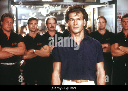 ROAD HOUSE - In der Heruntergekommenen Disco "Double Deuce" Sorgt der Knallharte Dalton Für Ruhe Und Ordnung - Ein Ungewöhnlicher Typ, der Nicht Nur Stählernen Fäuste, Sondern Auch Einen Uniabschluß in Philosophie Hut. Szene Mit PATRICK SWAYZE (Dalton) Regie: Rodwy Herington aka. Road House Stockfoto