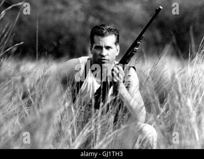 DER GEIST UND DIE DUNKELHEIT der Geist und die Dunkelheit Afrika, Tsavo 1896: John Patterson (VAL KILMER), Ein Britischer Ingenieur, Wird Beauftragt, Höhle Bau der Letzten und Wichtigsten Brücke Für sterben Entstehungsjahr Ost-Afrika-Eisenbahnlinie Zu Überwachen. Doch Zwei Löwen Stören Den Fortgang der Arbeiten. Großwildjäger Remington Soll sterben Tiere Zur Strecke gebracht. Doch sterben Raubkatzen, Denen sterben Massai sterben Namen "Der Geist" Und "Die Dunkelheit" Gegeben Haben, Sind Nicht Aufzuhalten Und Scheinen Nur Ein Hauptziel Zu Haben: John Patterson... Regie: Stephen Hopkins aka. Der Geist und die Dunkelheit Stockfoto