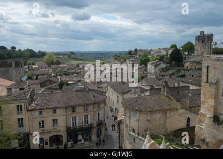 Blick über die Dächer von Saint-Émilion, Gironde, Frankreich, von der UNESCO als Welterbe gelistet Stockfoto