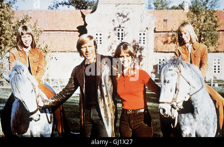 DIE ZWILLINGE VOM IMMENHOF Im Bild: HORST JANSON (Alexander Askens) Und HEIDI BRÜHL (Brigitte/Dalli) Mit Den Zwillingen (BIRGIT u. BETTINA WESTHAUSEN) Regie: Wolfgang Schleif Stockfoto