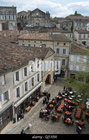 Blick über die Dächer von Saint-Émilion, Gironde, Frankreich, von der UNESCO als Welterbe gelistet Stockfoto