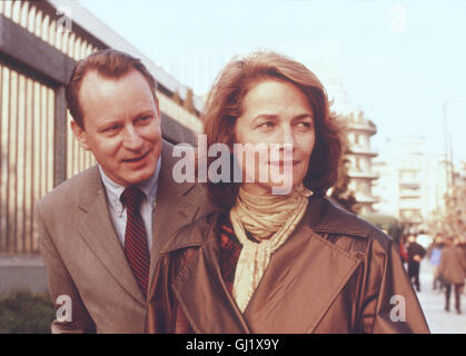 Zeichen & Wunder Alec Fenton (STELLAN SKARSGARD) Lebt Mit Seiner Frau Marjorie (CHARLOTTE RAMPLING) Und Ihren Beiden ging in Athen. Im Geschäftsleben, Wie Auch Im Privaten Läßt Sich Alec von Einem Tiefen Glauben Die Macht der Zeichen Führen. Aufgrund Solcher Zeichen Fängt er Eine Affäre Mit Seiner Kollegin Katherine ein, Verläßt Für Sie Sogar Seine Familie Und Geht in Die USA Zurück. Kaum ist er in Den USA, Treiben Ihn Andere Zeichen Dazu, Wieder Zu Seiner Familie Heimzukehren. Doch Sein Platz ist trat, der Journalist Andreas Lebt Jetzt Mit Alecs Familie Zusammen. riment Wird Andreas Stockfoto