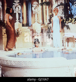 CLEOPATRA - Cleopatra (ELIZABETH TAYLOR) Läßt Sich Mit Einer Liste in Caesars Palast Schmuggeln. Bald Wird Sie Königin von Ägypten... Regie: Mankiewicz aka. Cleopatra Stockfoto