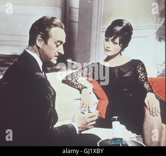 DER ROSAROTE PANTHER Pink Panther USA 1963 Der Galante Juwelendieb Sir Charles Willen der Schönen Prinzessin Dala Höhle "Rosaroten Panther" Stehlen. Szene Mit Sir Charles Lytton (DAVID NIVEN) Und Prinzessin Dala (CLAUDIA CARDINALE). Regie: Blake Edwards aka. Der rosarote Panther Stockfoto