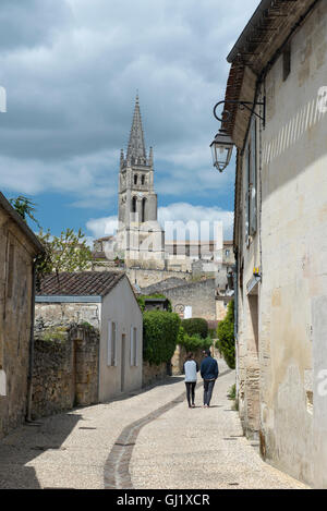 Ein paar auf Straße in Saint-Émilion, Gironde, Frankreich Stockfoto