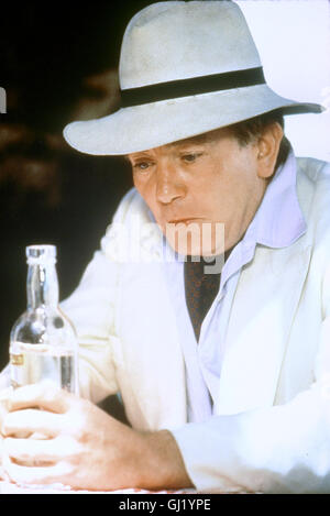 ALBERT FINNEY WIRD 65 Albert Finney Wurde bin 9. Mai 1936 in Salford Geboren. Nach Dem Studium eine der Royal Academy of Dramatic Art wegdrücken er 1956 Sein Bühnendebüt. Seine Erste Filmrolle Spielte er 1959 in "The Entertainer". Mehr Dem Theater Verbunden, ist Finney Bei Seinen Filmrollen Sehr Wählerisch. In Frears Erstem Film, "Gumshoe" (1971), in Hustons "Unter Dem Vulkan" (1984) Oder in Coens "Miller «s Crossing" (1990) Beeindruckte er Durch Sein großes dramatischen Talent. Foto: Finney als Ex-Konsul in "Unter dem Vulkan" (1984). 1445 Stockfoto