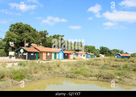 bunte Kabinen auf der Insel Oléron Frankreich Stockfoto