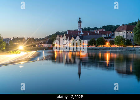 die Altstadt von Landsberg am Lech spiegelt sich im Fluss Lech, Oberbayern, Bayern, Deutschland, Europa Stockfoto