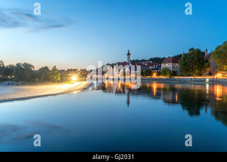 die Altstadt von Landsberg am Lech spiegelt sich im Fluss Lech, Oberbayern, Bayern, Deutschland, Europa Stockfoto